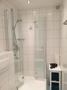 哈格瑙Appartement Claudia的带淋浴的浴室和玻璃门