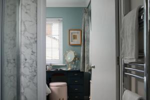 滨海韦斯顿Crookes House的一间带水槽、卫生间和镜子的浴室