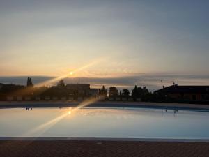 加达湖畔帕登赫Le Terrazze sul Lago Hotel & Residence的背景为阳光下的游泳池