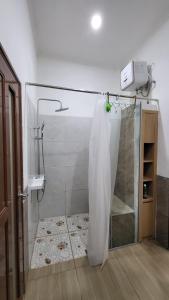 北干巴鲁Rumah Tropis - Lantai 1的浴室内配有淋浴帘。