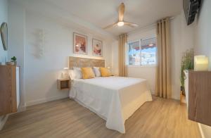 拉海瑞德拉Tucan Playa的卧室配有白色的床和窗户。