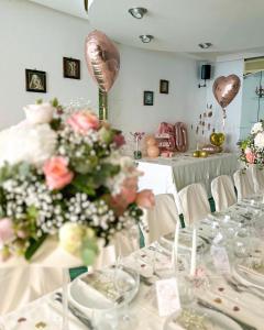 维耶特里拉卢瑟托拉酒店的用餐室配有带鲜花和气球的桌子
