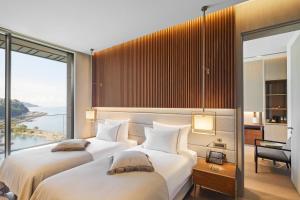里泽Ricosta Hotel的海景客房 - 带两张床