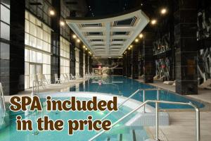 萨塔尼夫ARDEN PALACE Medical Resort & SPA的房价中包括位于大楼内的游泳池,包括spa