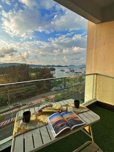 哥打京那巴鲁Mari Mari Homestay - IMAGO THE LOFT的水景阳台桌子