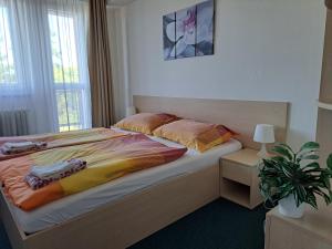 布尔诺Hotel Centrum Brno的一间卧室配有一张床和盆栽植物