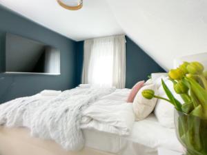 纽伦堡M-Style 03 Apartment 24h Self-Check-In, Free Parking, Netflix的卧室配有白色床和蓝色墙壁