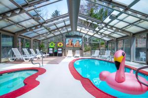 杰克逊圣诞农场酒店及Spa的中间的游泳池,有粉红色的火烈鸟