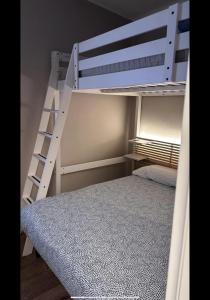 圣托斯特凡诺港LePetit的客房内的白色双层床,带梯子