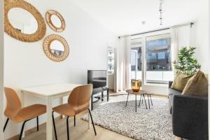 特隆赫姆Forenom Serviced Apartments Trondheim的客厅配有白色的桌子和椅子