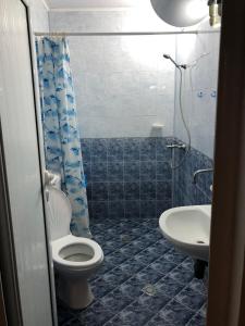 阿巴纳西Къща за гости Апартамент за гости РАЙ с Арбанаси до гр Велико Търново的一间带卫生间和水槽的浴室
