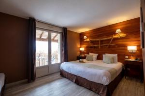 洛泽尔特贝尔维德尔酒店的一间卧室设有一张大床和一个大窗户