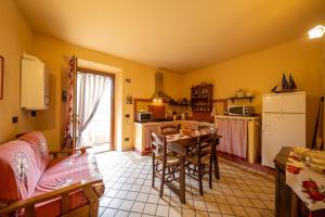 基亚恩尼Agriturismo Due Ponti的一间带桌子的厨房和一间带黄色墙壁的厨房