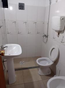 杜拉斯诺Tuc com的一间带卫生间和水槽的浴室