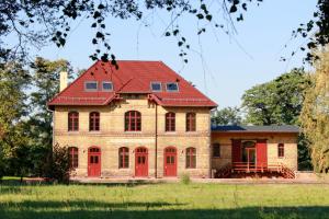 于特博格Ferienwohnungen Bahnhof Werder的一座红色屋顶的老房子