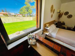 斯卡拉Gazonia Family Estate的一间卧室设有一张床和一个美景窗户。