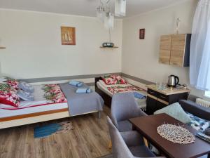 科沃布热格Marino的一间设有两张床和一张桌子及椅子的房间
