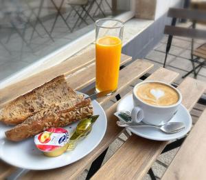 吉塔里亚赫塔里亚诺膳食公寓的一块烤面包片和一杯咖啡及橙汁
