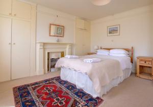 绍斯沃尔德54 Stradbroke Road的一间带两张床的卧室和地毯