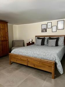 庞贝Gioielli House Pompei的一间卧室配有一张带枕头的大型木制床。