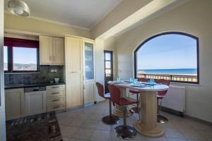 基萨莫斯Terpsis House的一个带桌子并享有海景的厨房
