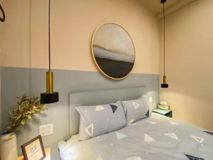 台南田町包棟旅宿TAMACHI Inn的卧室配有一张壁挂镜子的床