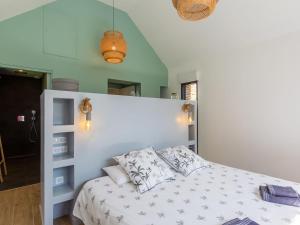 贝诺代Holiday Home Breizh Riviera - BNO107 by Interhome的卧室配有白色的床和2个枕头