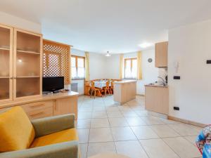 索拉加Apartment Brunel - SOF773 by Interhome的厨房以及带沙发和冰箱的客厅。