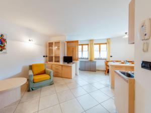 索拉加Apartment Brunel - SOF773 by Interhome的厨房以及带沙发和桌子的客厅。