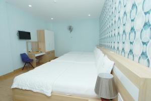 邦美蜀利斯酒店的一间卧室配有一张白色大床和蓝色的墙壁