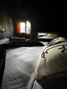 坎佩尔LES TEMPS HEUREUX exclusivement Familles的卧室配有带白色枕头的大床