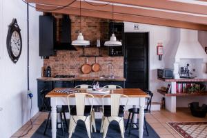 莱里亚Casa do Lume的厨房配有桌椅和时钟