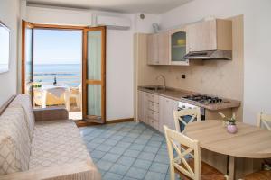 阿尔盖罗布甘维雷亚住宅酒店的一间厨房和海景用餐室
