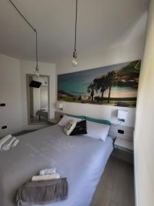托雷斯港Struttura Re Barbaro的卧室配有一张白色床,墙上挂有绘画作品