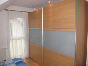 普雷罗Apartment Lemke by Interhome的一间卧室配有带木架的衣柜和窗户。