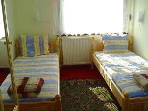 特里亚夫纳生活度假屋的客房设有两张床和窗户。