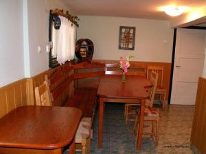 特里亚夫纳生活度假屋的用餐室配有木桌和椅子