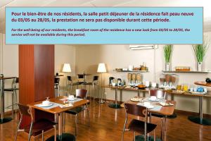普罗旺斯艾克斯塞祖尔阿菲尔埃克斯普罗旺斯酒店的一间在房间内配有桌椅的餐厅