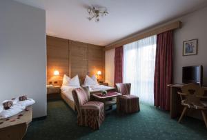 奥蒂塞伊Hotel Cosmea的酒店客房带一张床、一张桌子和椅子