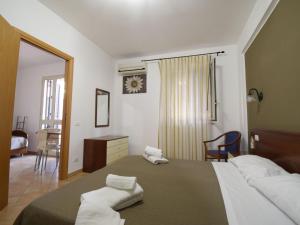 恩佩多克莱港Apartment L'Ancora-2 by Interhome的一间卧室配有一张床、一张书桌和一面镜子