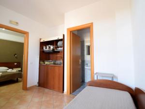 恩佩多克莱港Apartment L'Ancora-2 by Interhome的一间卧室配有一张床,一扇门通往浴室