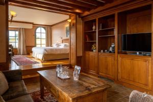 沃纳斯乔治布兰克酒店&Spa的客厅配有床和茶几