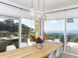 罗列特海岸Holiday Home Floradise by Interhome的一间配备有桌子的海景用餐室