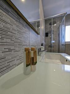 塞维利亚m-odern的白色的浴室设有浴缸和水槽。