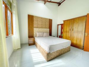 贝鲁沃勒Ceylon Serenity Villa的一间卧室,卧室内配有一张大床