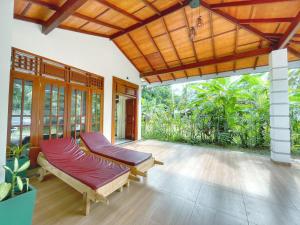 贝鲁沃勒Ceylon Serenity Villa的庭院内带两张床的房间