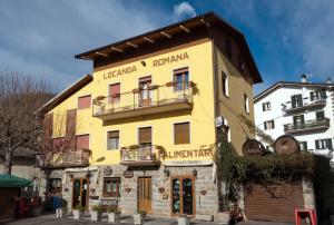 法纳诺罗坎达罗马纳酒店的黄色的建筑,设有两个阳台