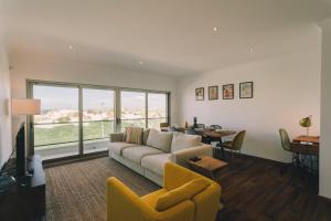 佩尼契Best Houses 74 - SurfSide Lodge的客厅配有沙发和桌子