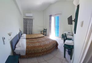 古卡斯特隆Hellas的卧室配有床、椅子和窗户。