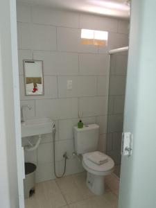 嘎林海斯港Pousada Aconchego do Maraca的白色的浴室设有卫生间和水槽。